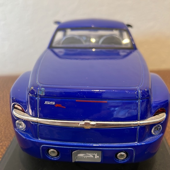 Maisto Metal Mounted Model 2000 Chevrolet SS Deep Cobalt Blue Concept Edition! - Picture 3 of 8